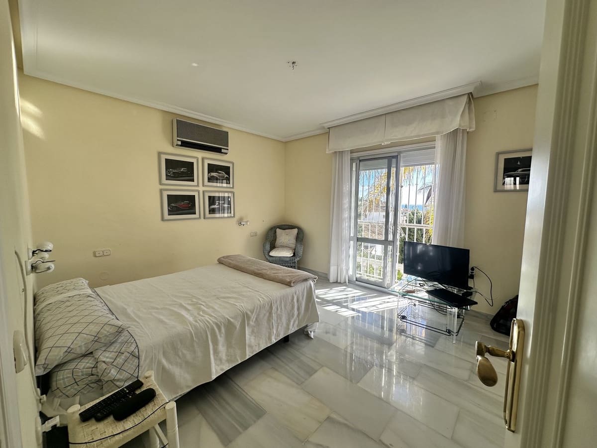 3 chambre Villa/Maison à vendre à Riviera del Sol avec piscine garage - 950 000 € (Ref: 9533466)