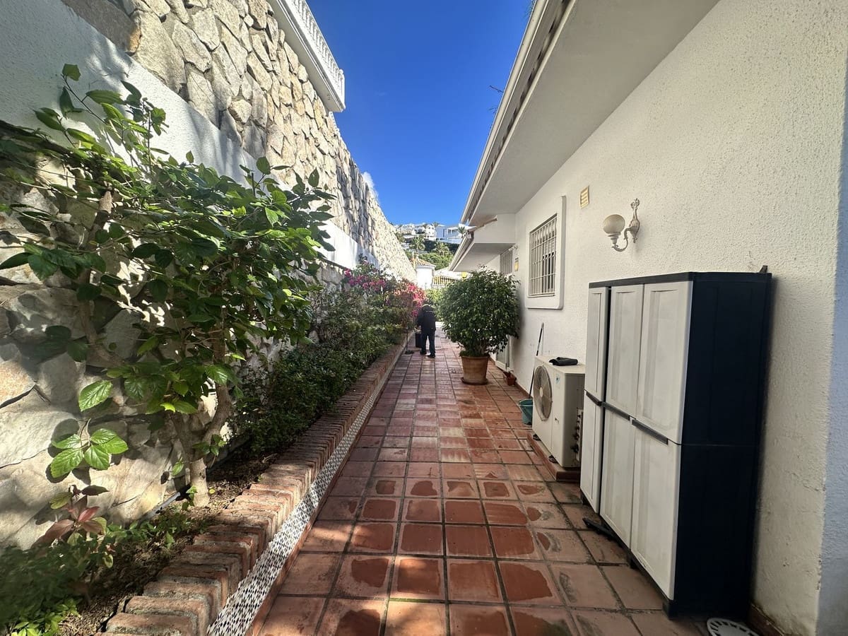 3 chambre Villa/Maison à vendre à Riviera del Sol avec piscine garage - 950 000 € (Ref: 9533466)