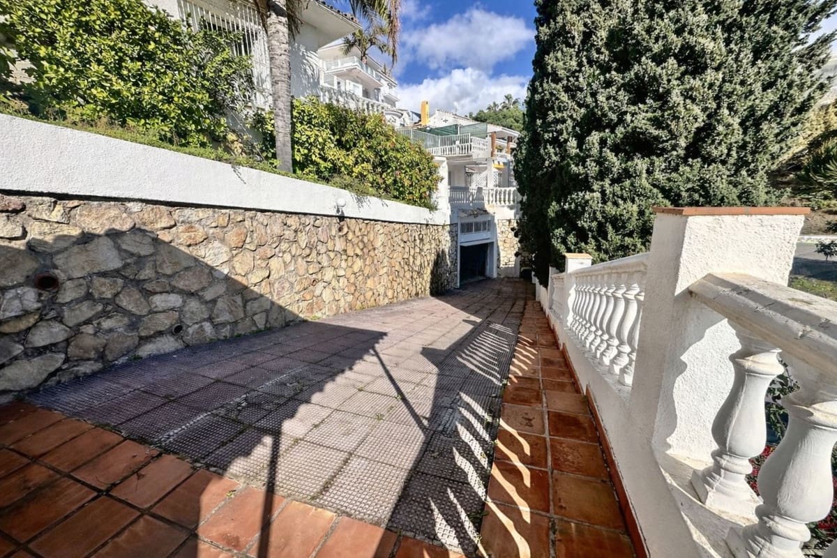 3 chambre Villa/Maison à vendre à Riviera del Sol avec piscine garage - 950 000 € (Ref: 9533466)