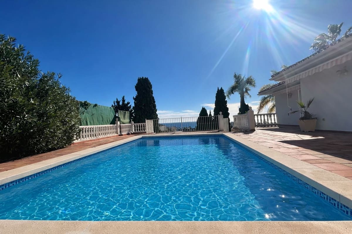 3 soverom Villa til salgs i Riviera del Sol med svømmebasseng garasje - € 920 000 (Ref: 9533466)