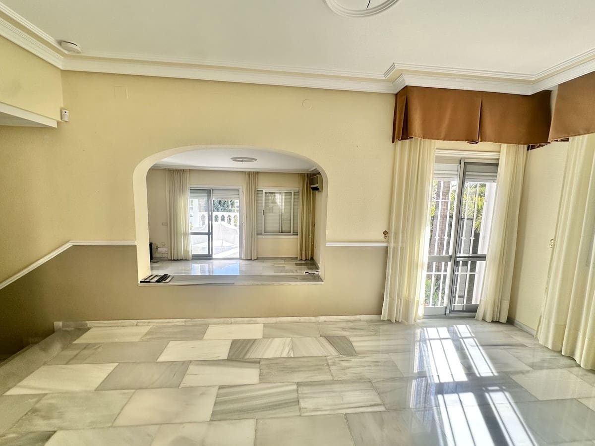 3 soverom Villa til salgs i Riviera del Sol med svømmebasseng garasje - € 920 000 (Ref: 9533466)