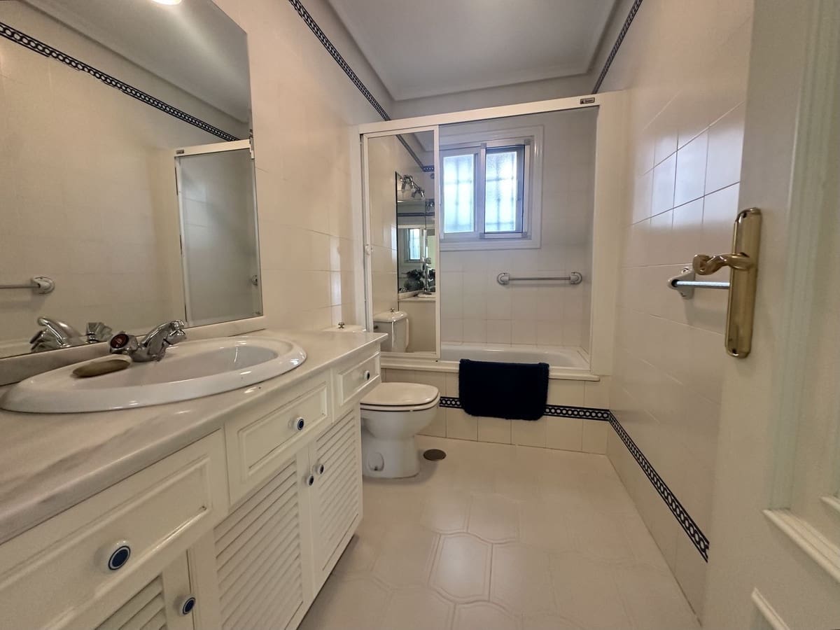 3 soverom Villa til salgs i Riviera del Sol med svømmebasseng garasje - € 920 000 (Ref: 9533466)