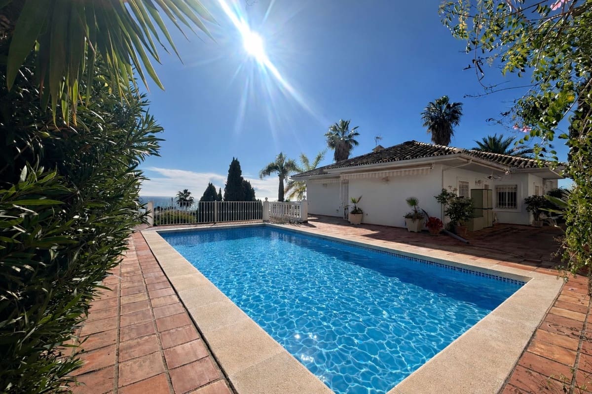 3 soverom Villa til salgs i Riviera del Sol med svømmebasseng garasje - € 920 000 (Ref: 9533466)