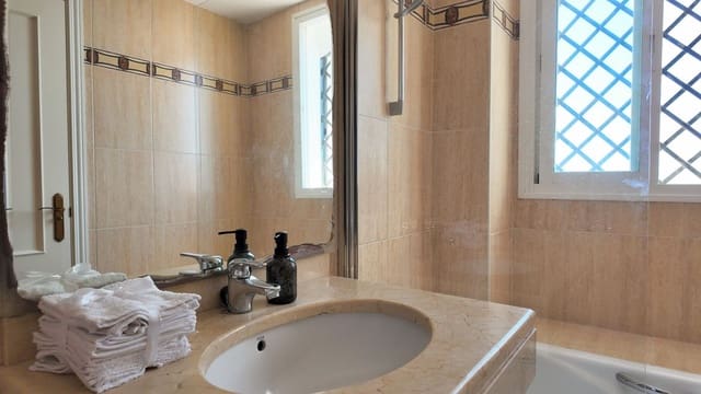 4 bedroom Semi-detached Villa for sale in Benalmádena with pool garage - € 850,000 (Ref: 9552784)