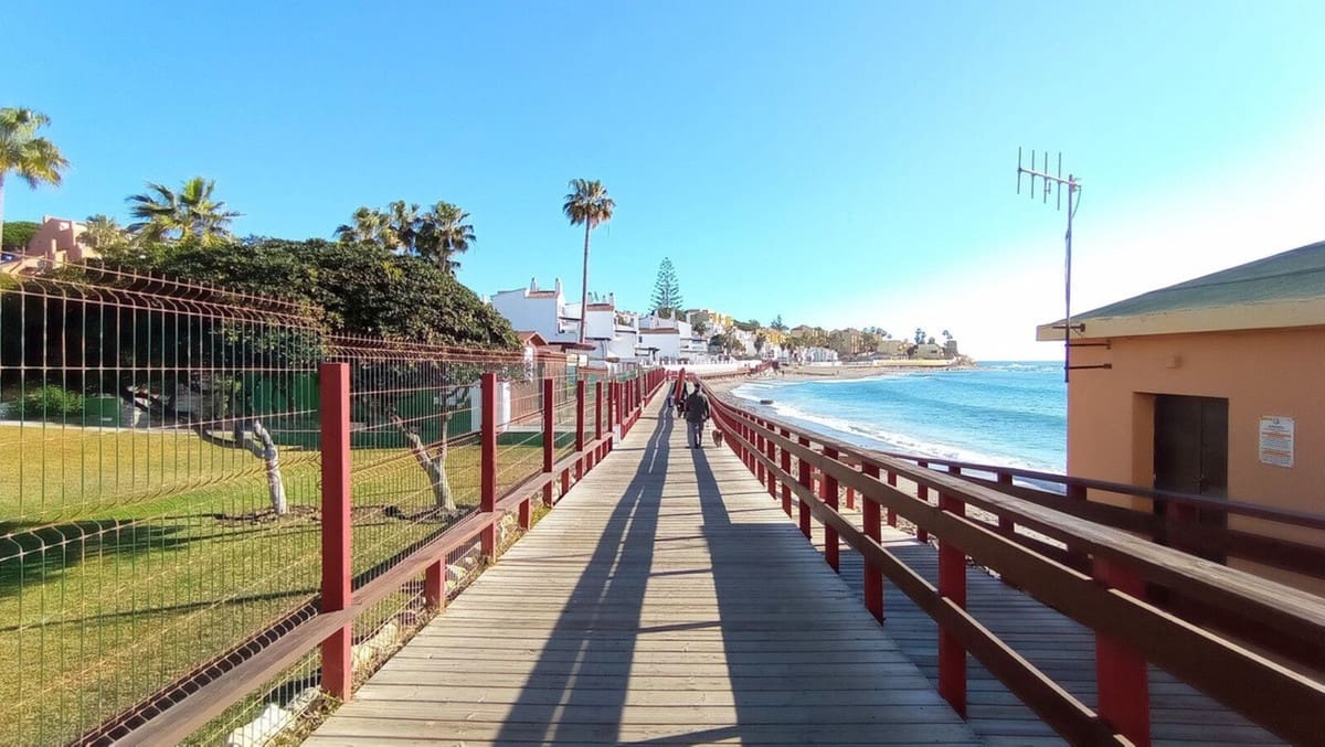 2 bedroom Beach Apartment for sale in Calahonda - € 290,000 (Ref: 9562271)