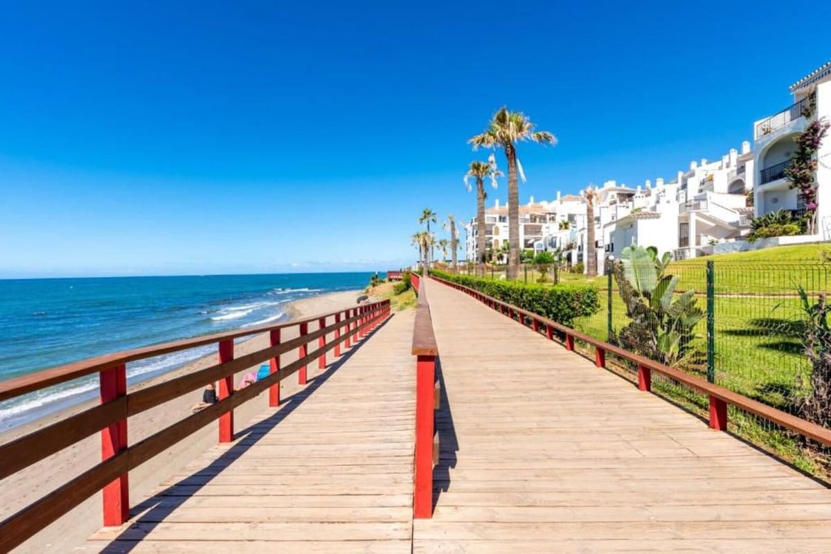 2 bedroom Beach Apartment for sale in Calahonda - € 275,000 (Ref: 9562271)