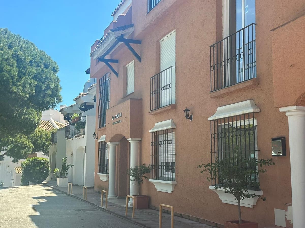 2 bedroom Beach Apartment for sale in Calahonda - € 275,000 (Ref: 9562271)