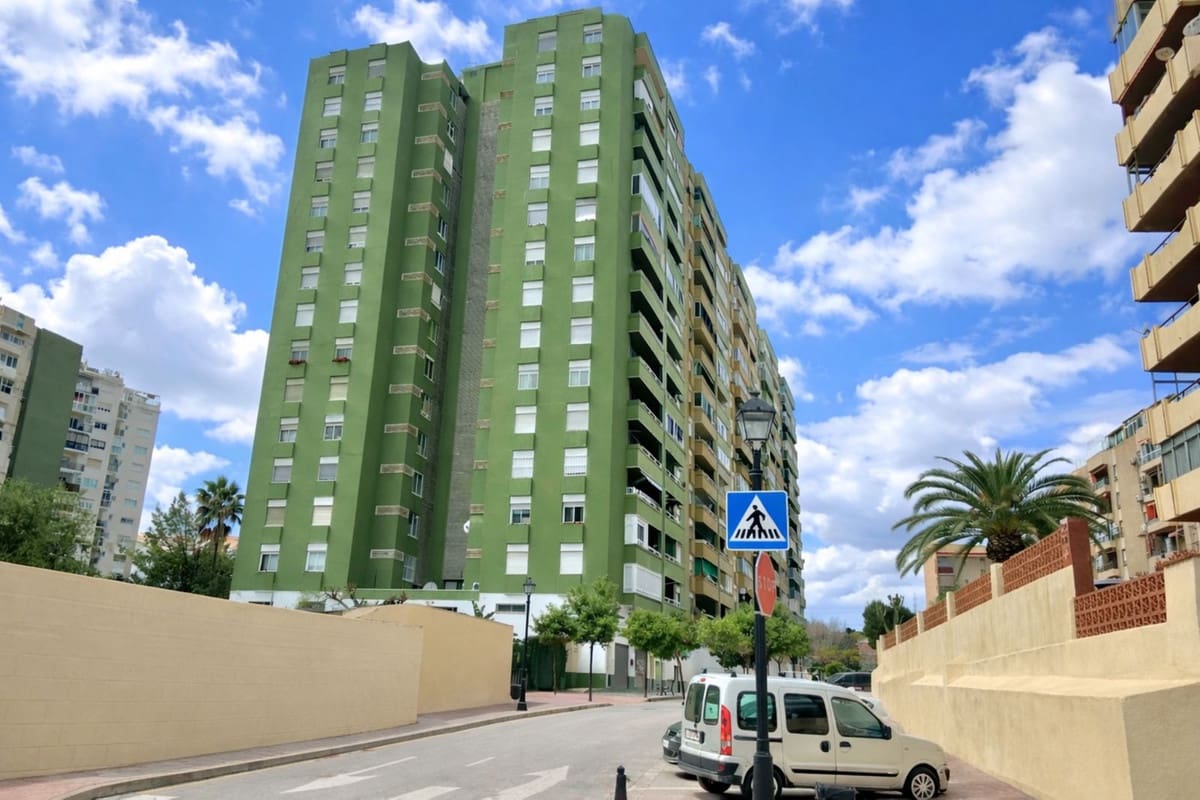 3 bedroom Apartment for sale in Fuengirola with pool - € 370,000 (Ref: 9662210)
