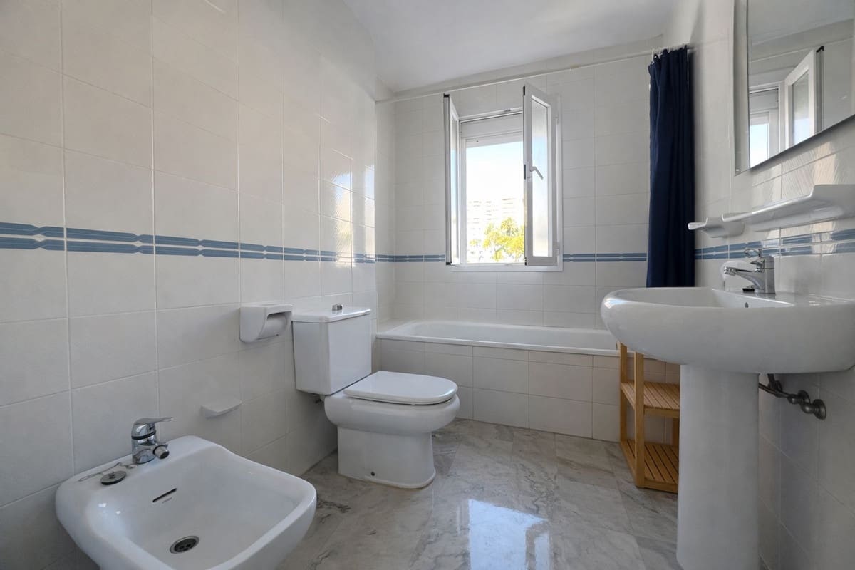 3 bedroom Beach Apartment for sale in Torremolinos with pool garage - € 400,000 (Ref: 9685891)