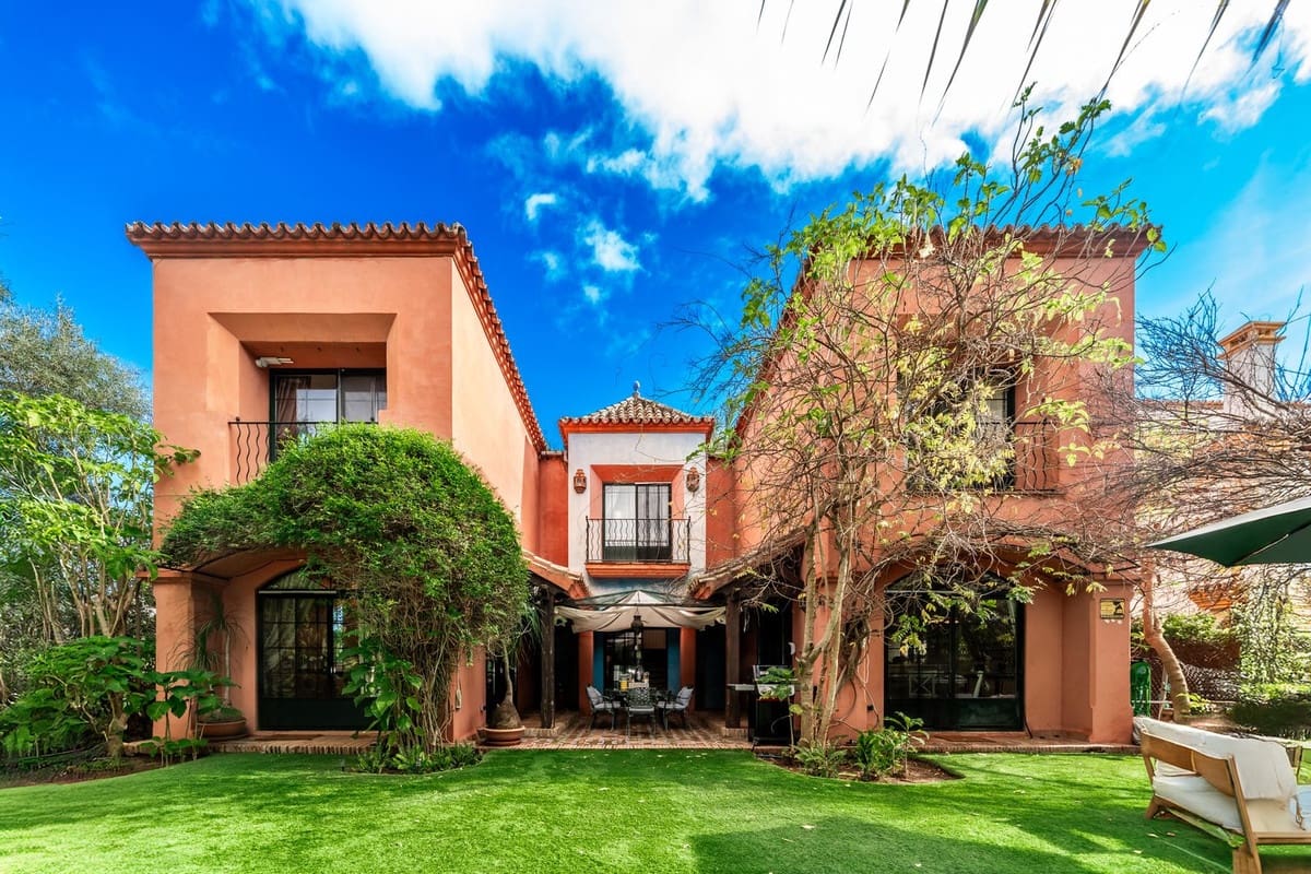 3 quarto Moradia para arrendamento para férias em Guadalmina com piscina Garagem - 4 900 € (Ref: 9694628)