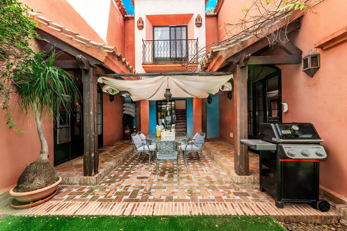 3 quarto Moradia para arrendamento para férias em Guadalmina com piscina Garagem - 4 900 € (Ref: 9694628)