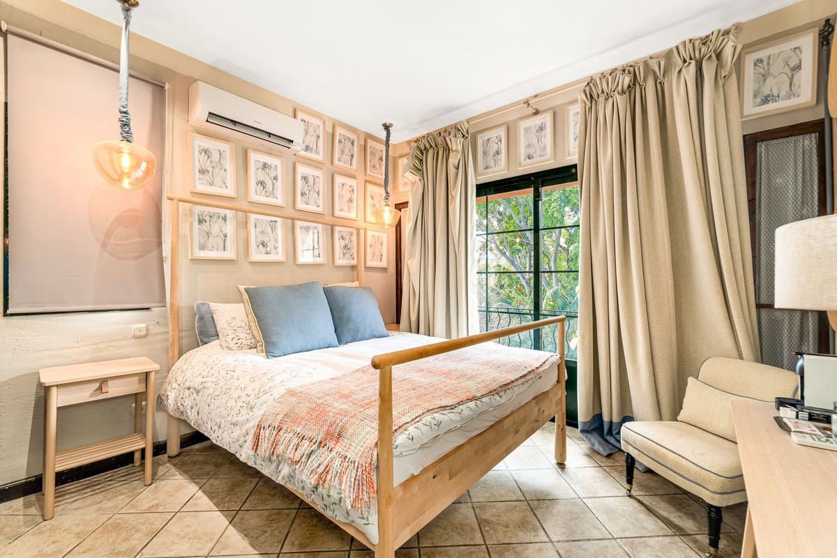 3 quarto Moradia para arrendamento para férias em Guadalmina com piscina Garagem - 4 900 € (Ref: 9694628)
