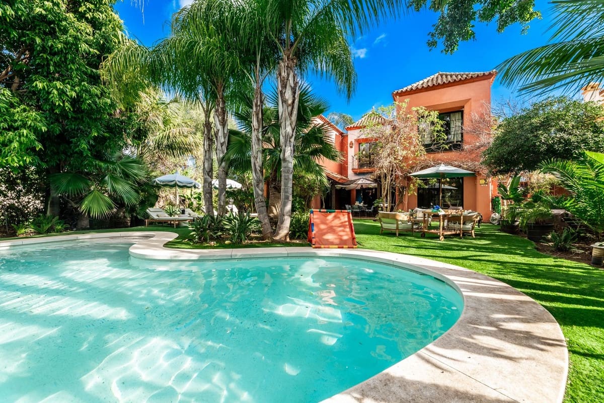 3 quarto Moradia para arrendamento para férias em Guadalmina com piscina Garagem - 4 900 € (Ref: 9694628)