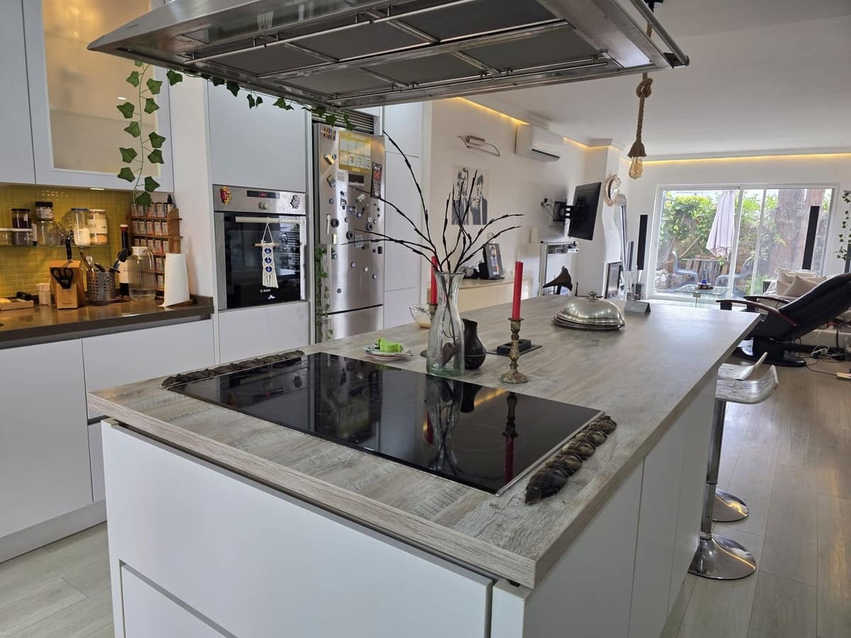 3 Zimmer Villa zu verkaufen in Marbella mit Pool Garage - 580.000 € (Ref: 9697940)