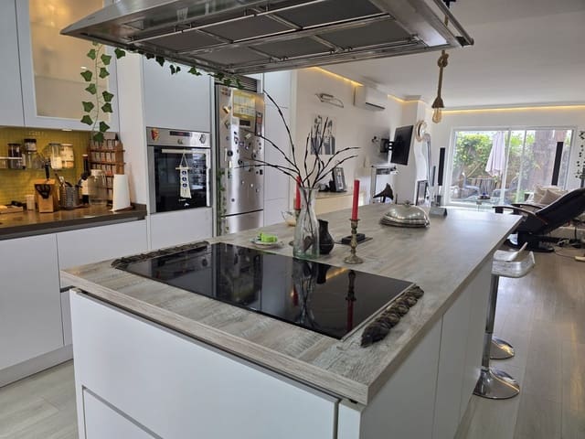 3 soveværelse Villa til salg i Marbella med swimmingpool garage - € 580.000 (Ref: 9697940)