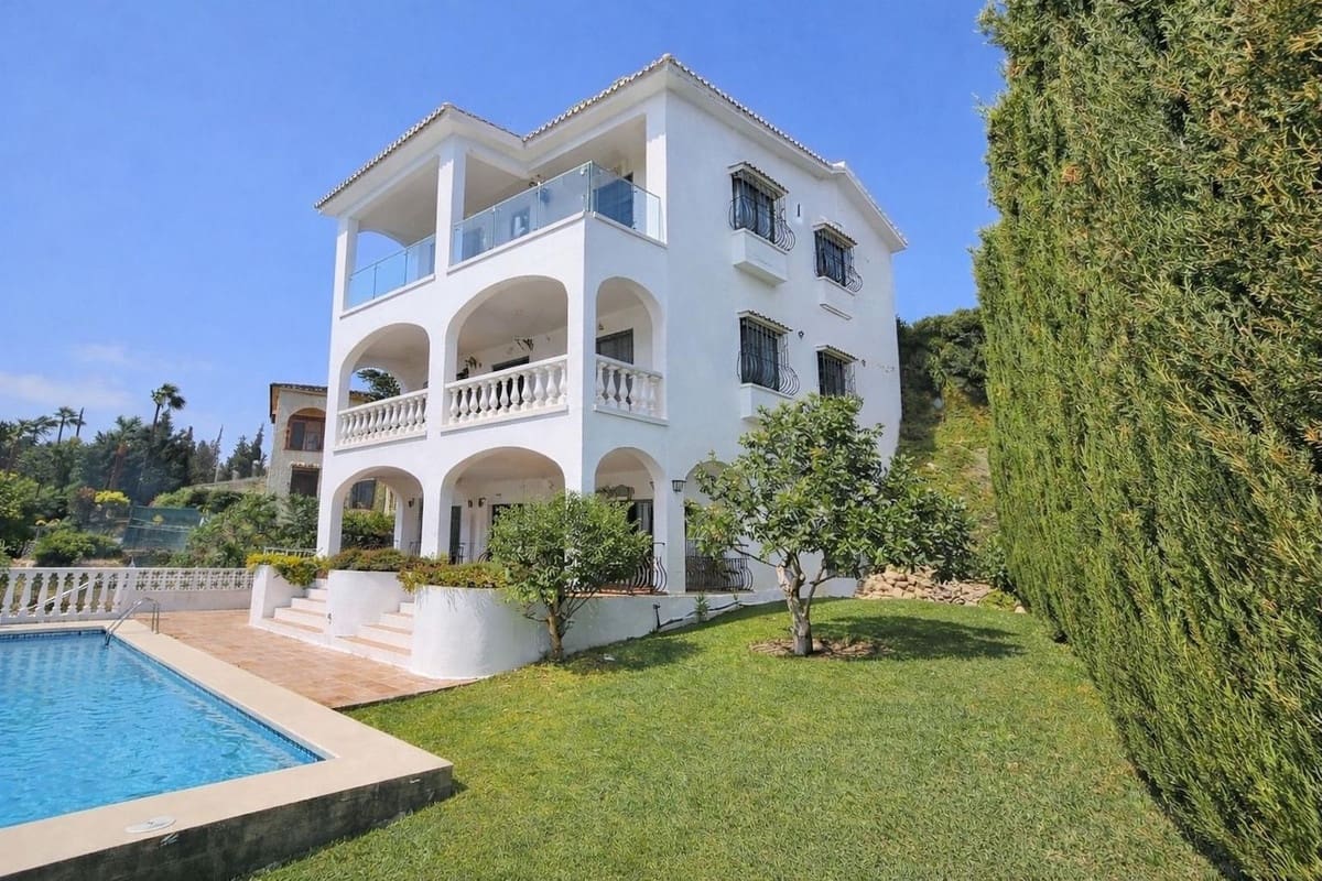 4 Zimmer Villa zu verkaufen in Mijas Costa mit Pool Garage - 1.150.000 € (Ref: 9707505)
