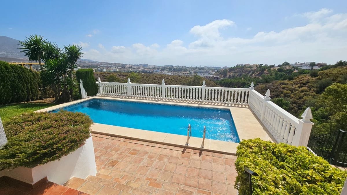 4 Zimmer Villa zu verkaufen in Mijas Costa mit Pool Garage - 1.150.000 € (Ref: 9707505)
