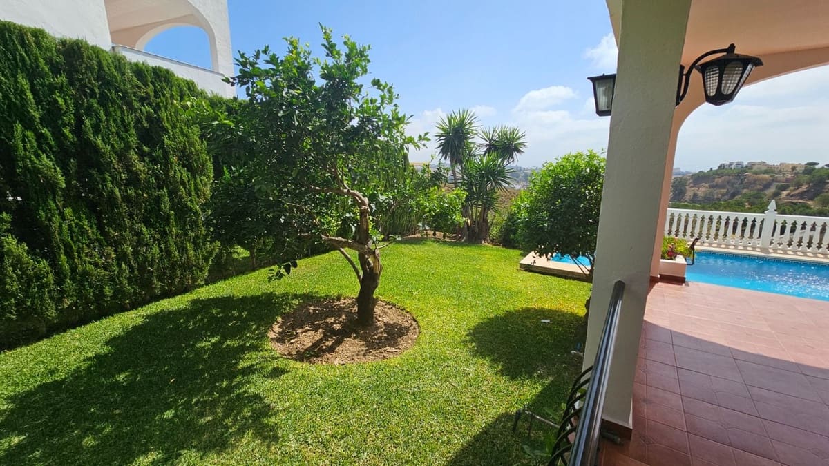 4 bedroom Villa for sale in Mijas Costa with pool garage - € 1,150,000 (Ref: 9707505)