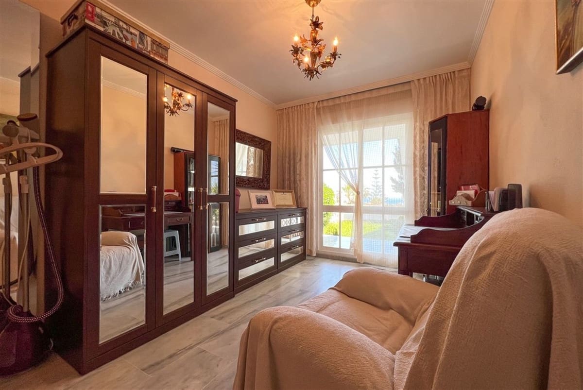 4 sovrum Semi-fristående Villa till salu i Calahonda med pool garage - 697 000 € (Ref: 9747348)