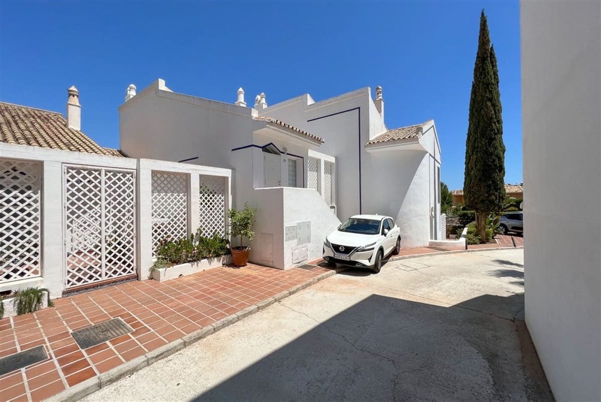 4 sovrum Semi-fristående Villa till salu i Calahonda med pool garage - 697 000 € (Ref: 9747348)