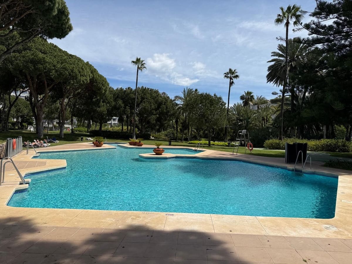 2 soveværelse Strandlejlighed til salg i Puerto Banus med swimmingpool garage - € 1.100.000 (Ref: 9769917)