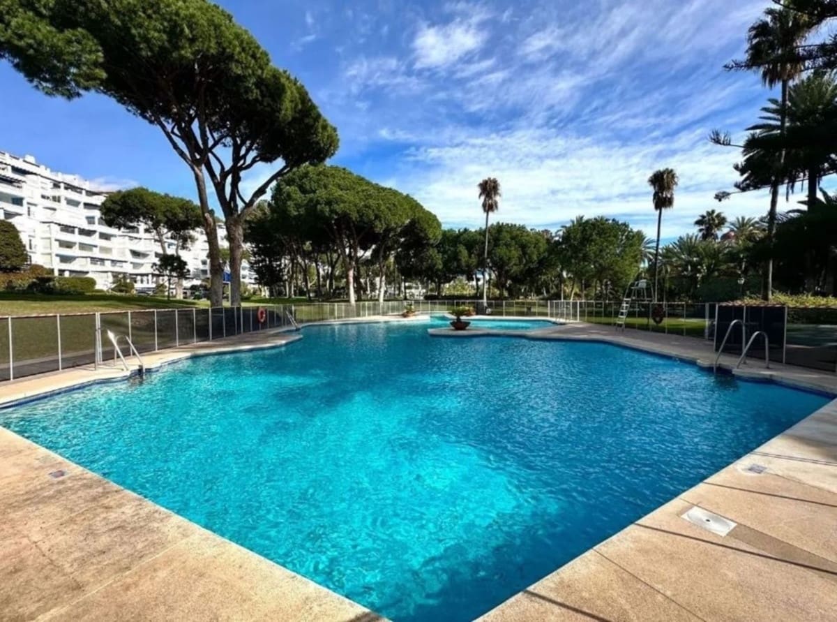 2 soveværelse Strandlejlighed til salg i Puerto Banus med swimmingpool garage - € 1.100.000 (Ref: 9769917)
