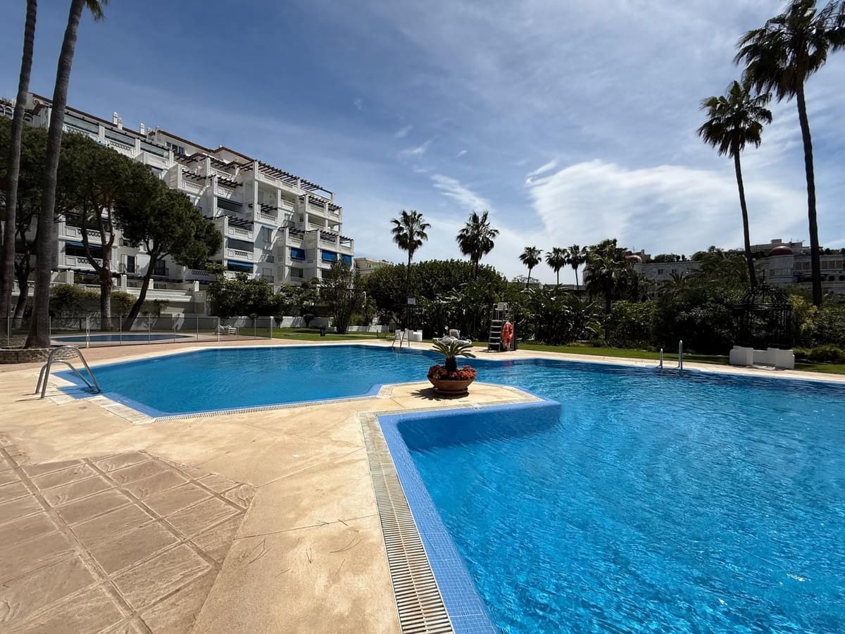 2 soveværelse Strandlejlighed til salg i Puerto Banus med swimmingpool garage - € 1.100.000 (Ref: 9769917)