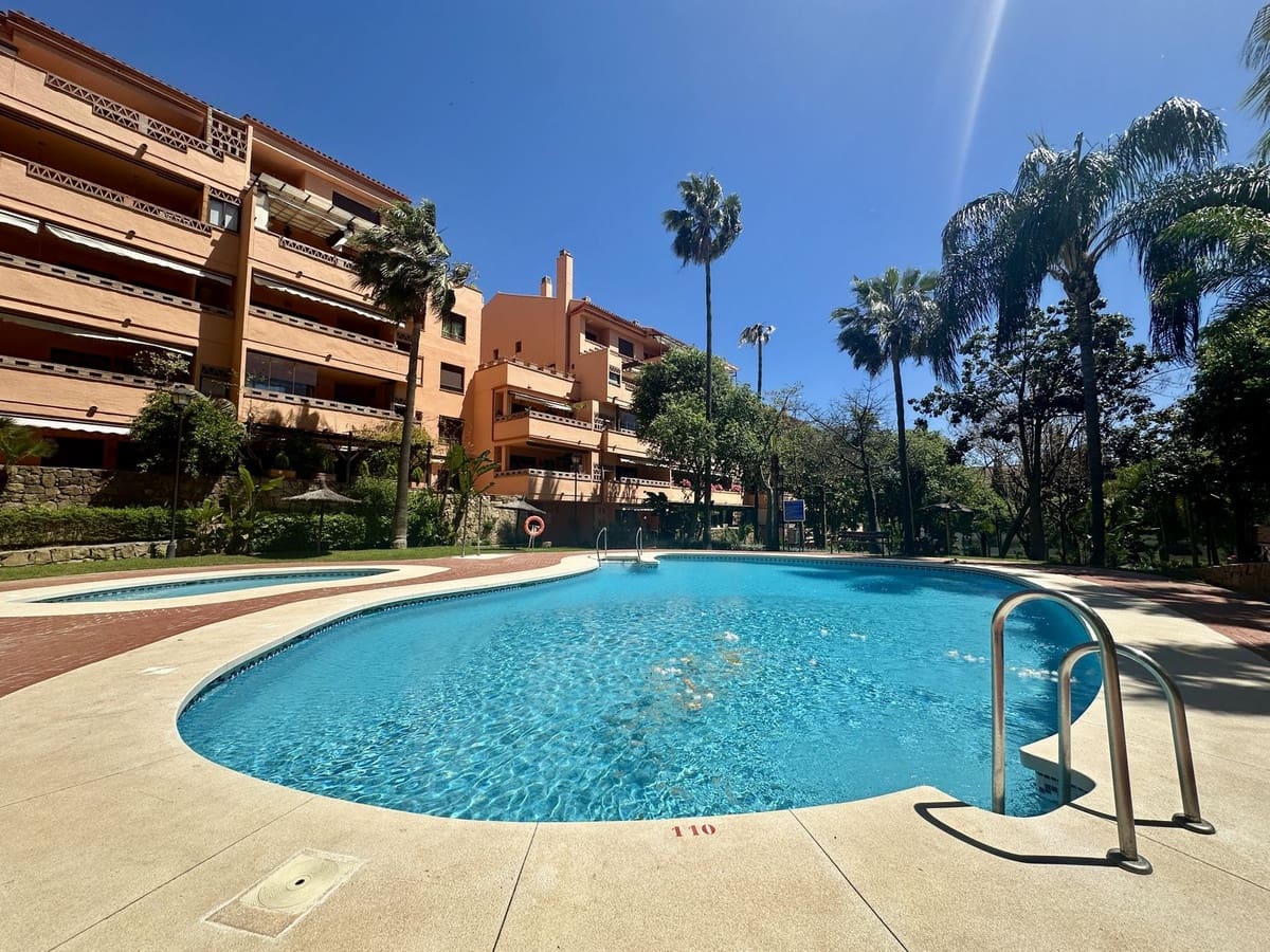 3 sovrum Lägenhet till salu i Marbella med pool garage - 895 000 € (Ref: 9816796)