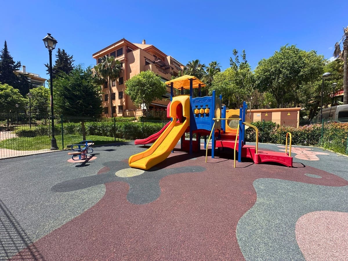 3 sypialnia Apartament na sprzedaż w Marbella z basenem garażem - 875 000 € (Ref: 9816796)