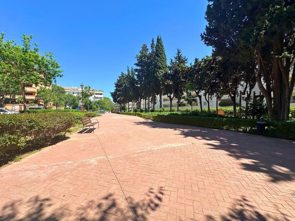 3 sypialnia Apartament na sprzedaż w Marbella z basenem garażem - 875 000 € (Ref: 9816796)