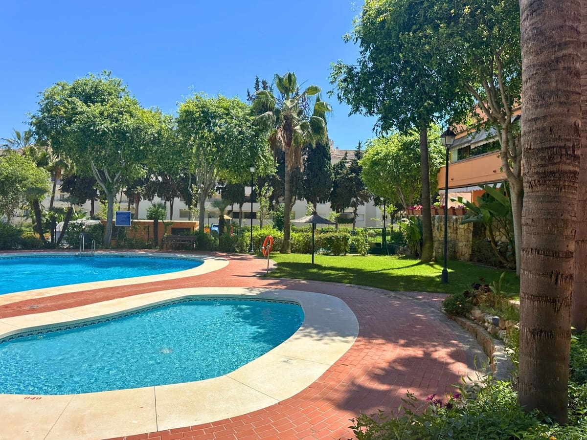 3 sypialnia Apartament na sprzedaż w Marbella z basenem garażem - 875 000 € (Ref: 9816796)