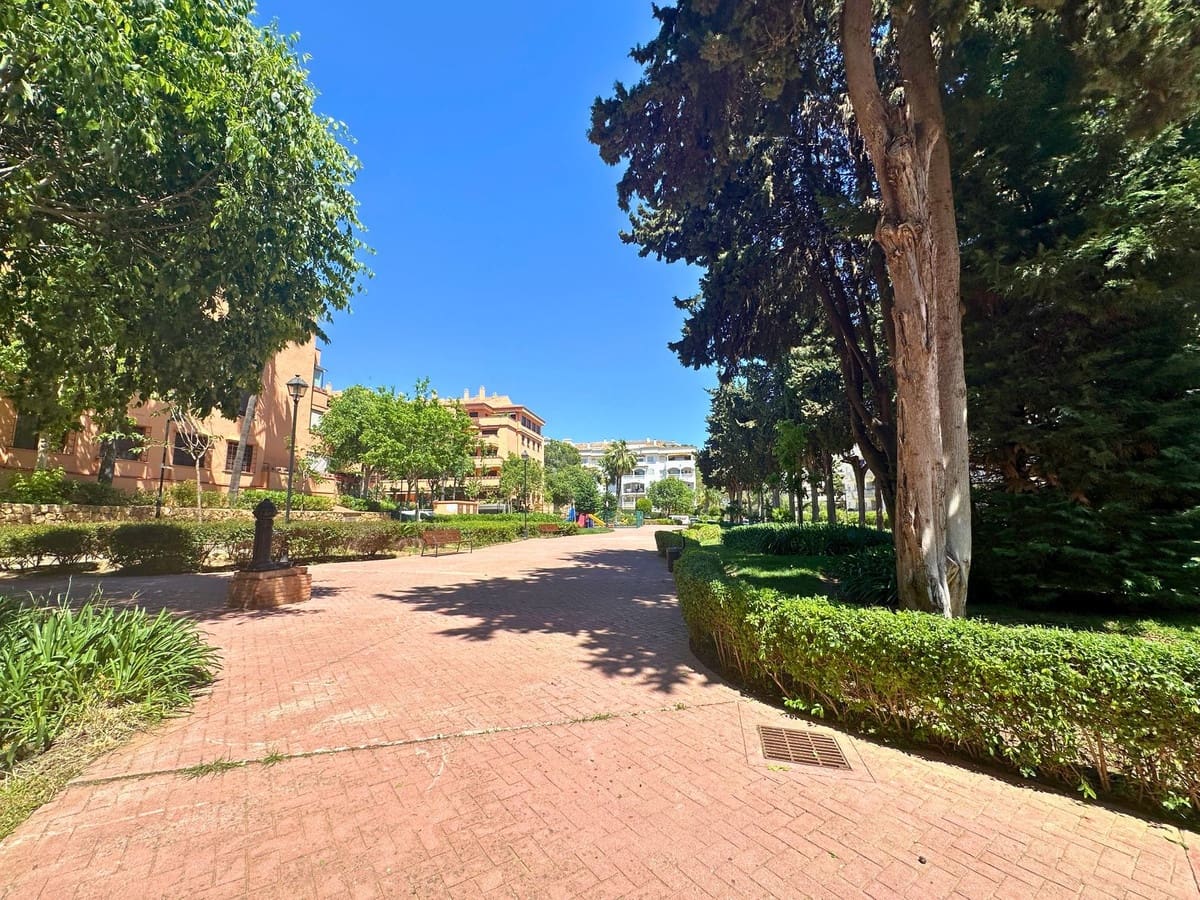 3 sypialnia Apartament na sprzedaż w Marbella z basenem garażem - 875 000 € (Ref: 9816796)