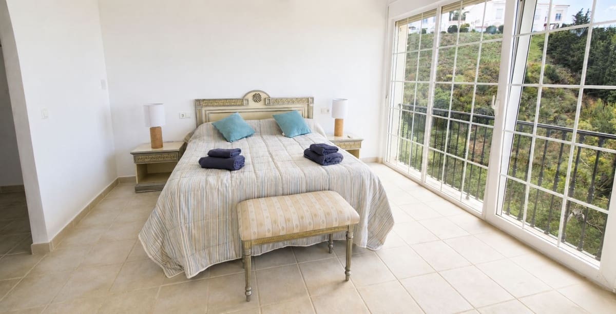 3 bedroom Villa for sale in Valtocado with pool garage - € 795,000 (Ref: 9827442)