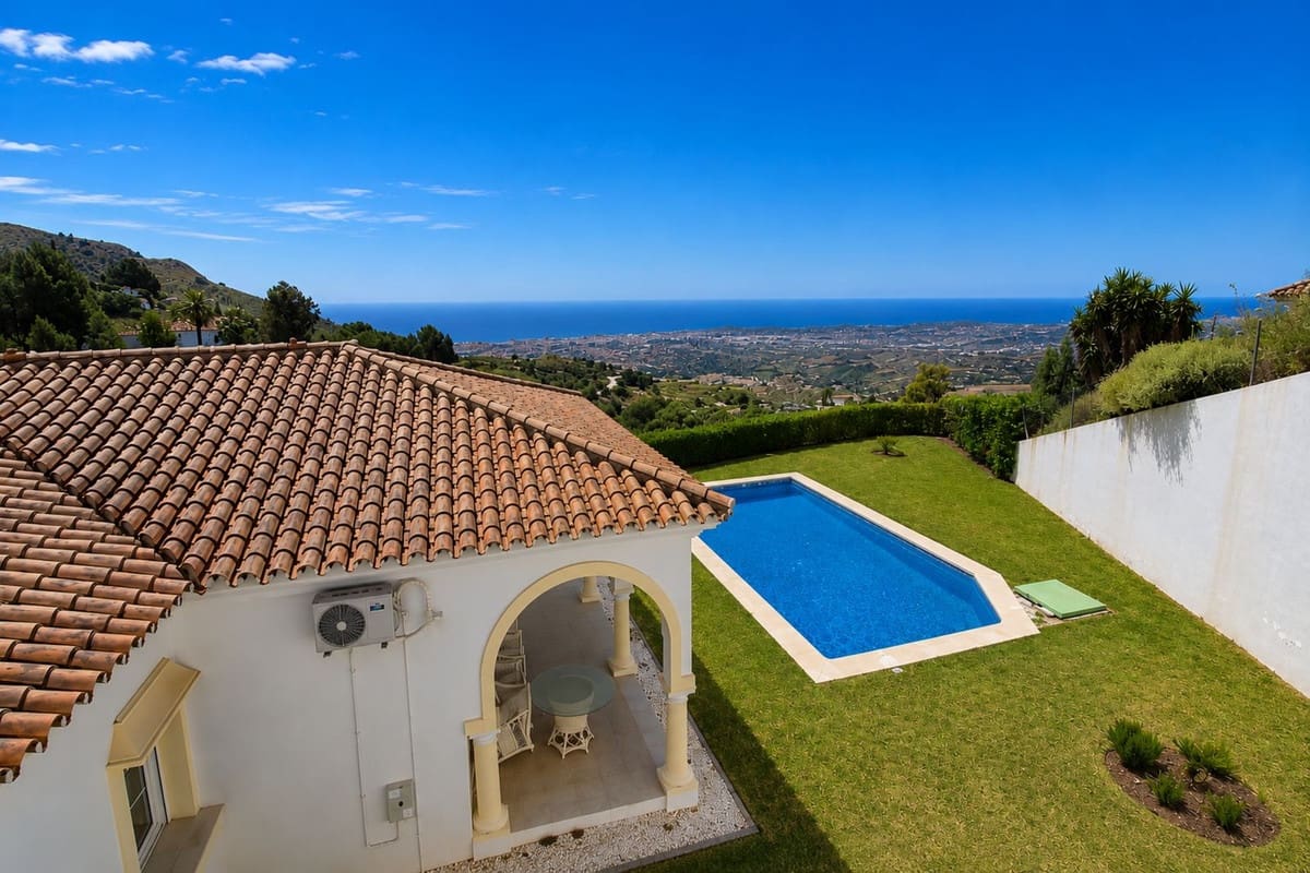 3 bedroom Villa for sale in Valtocado with pool garage - € 795,000 (Ref: 9827442)