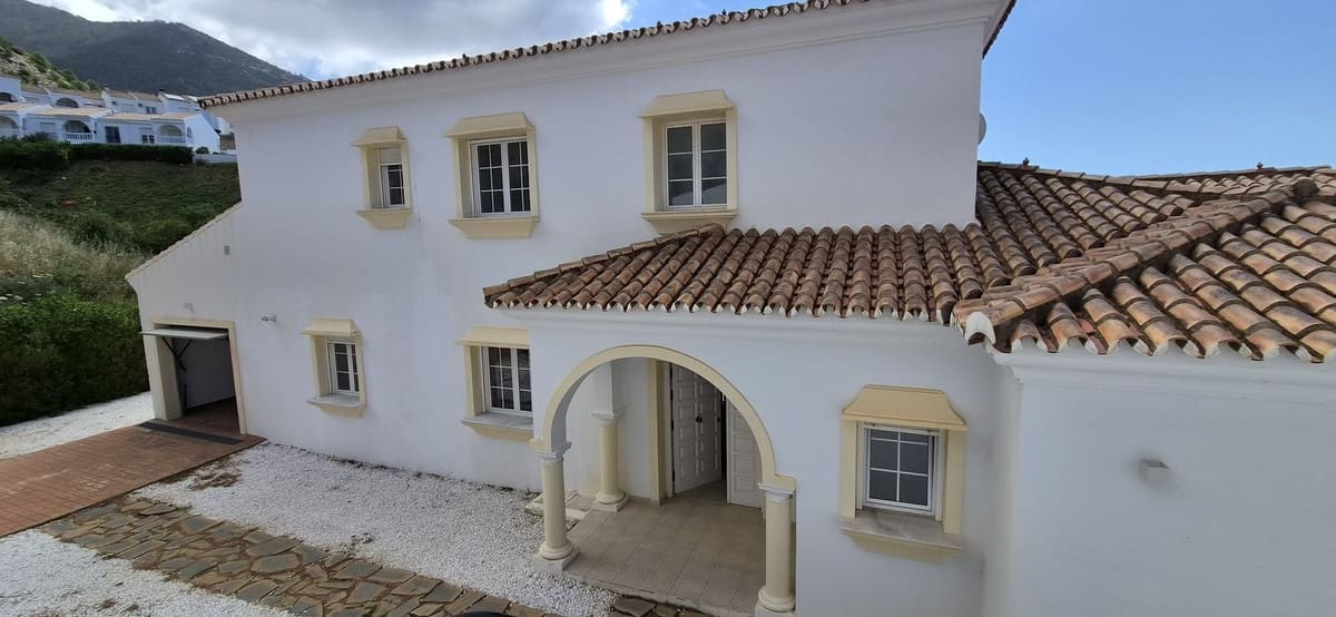 3 bedroom Villa for sale in Valtocado with pool garage - € 795,000 (Ref: 9827442)