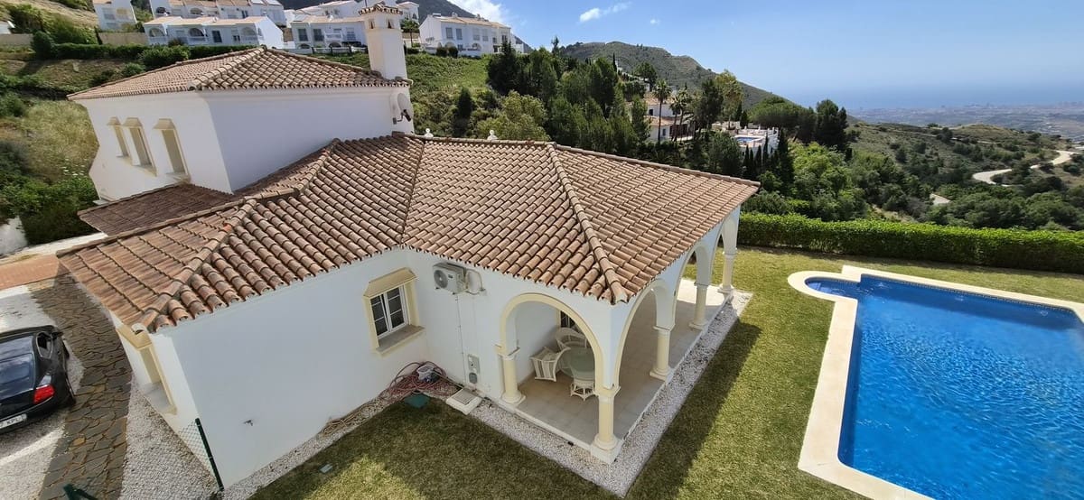 3 bedroom Villa for sale in Valtocado with pool garage - € 795,000 (Ref: 9827442)