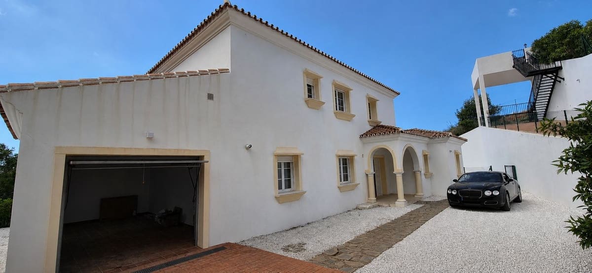 3 bedroom Villa for sale in Valtocado with pool garage - € 795,000 (Ref: 9827442)