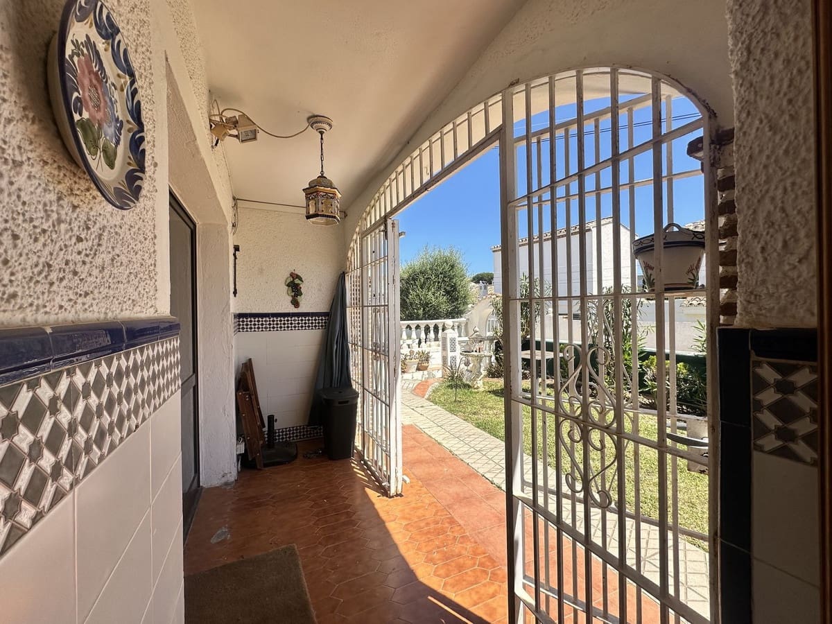 2 bedroom Villa for sale in Calahonda with pool garage - € 350,000 (Ref: 9835049)