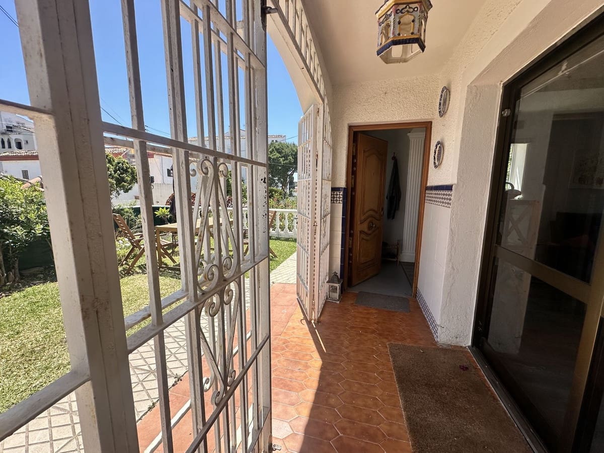 2 bedroom Villa for sale in Calahonda with pool garage - € 350,000 (Ref: 9835049)