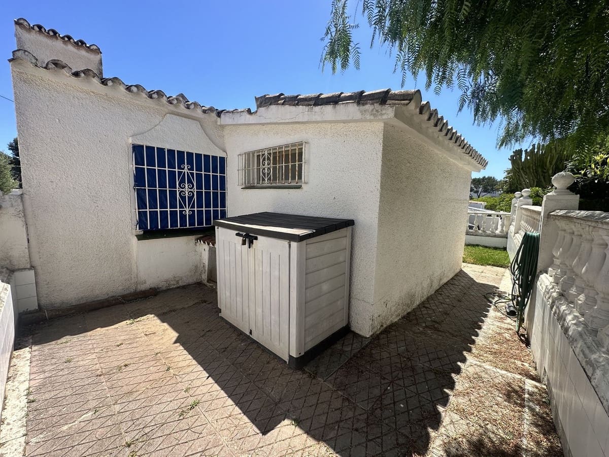 2 bedroom Villa for sale in Calahonda with pool garage - € 350,000 (Ref: 9835049)