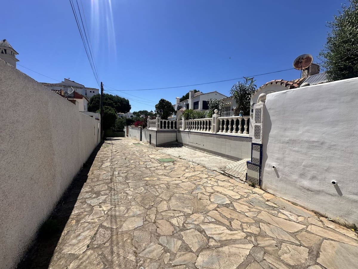 2 bedroom Villa for sale in Calahonda with pool garage - € 350,000 (Ref: 9835049)