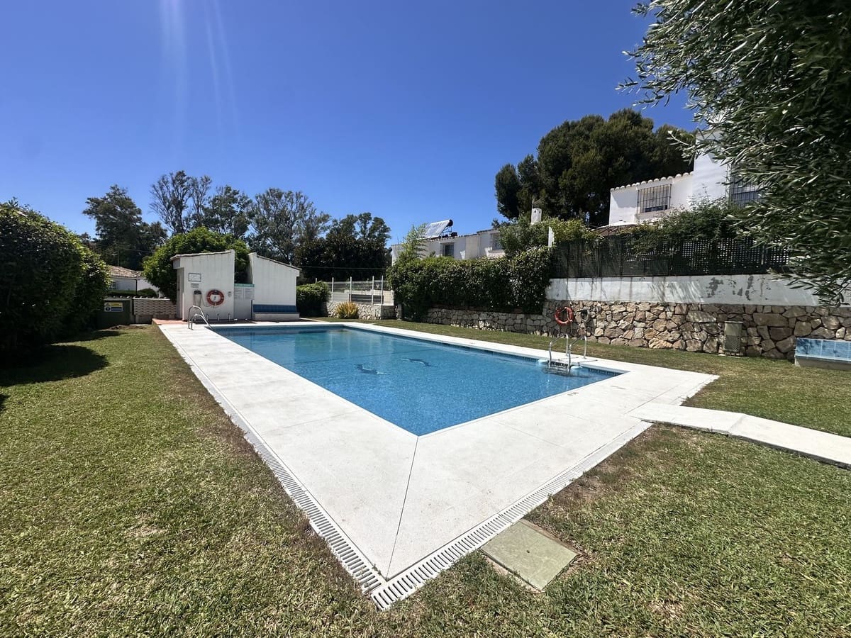 2 bedroom Villa for sale in Calahonda with pool garage - € 350,000 (Ref: 9835049)