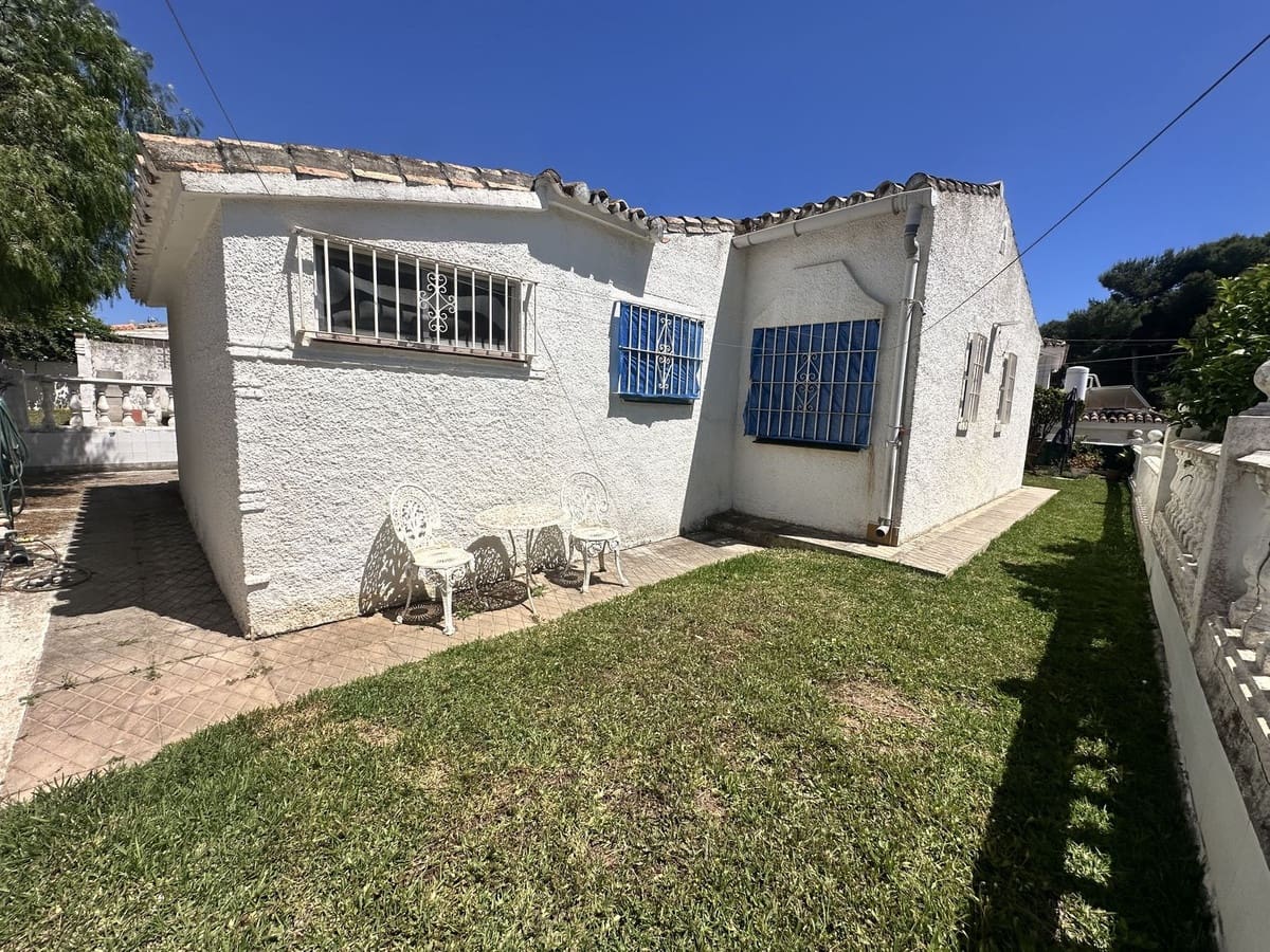2 bedroom Villa for sale in Calahonda with pool garage - € 350,000 (Ref: 9835049)