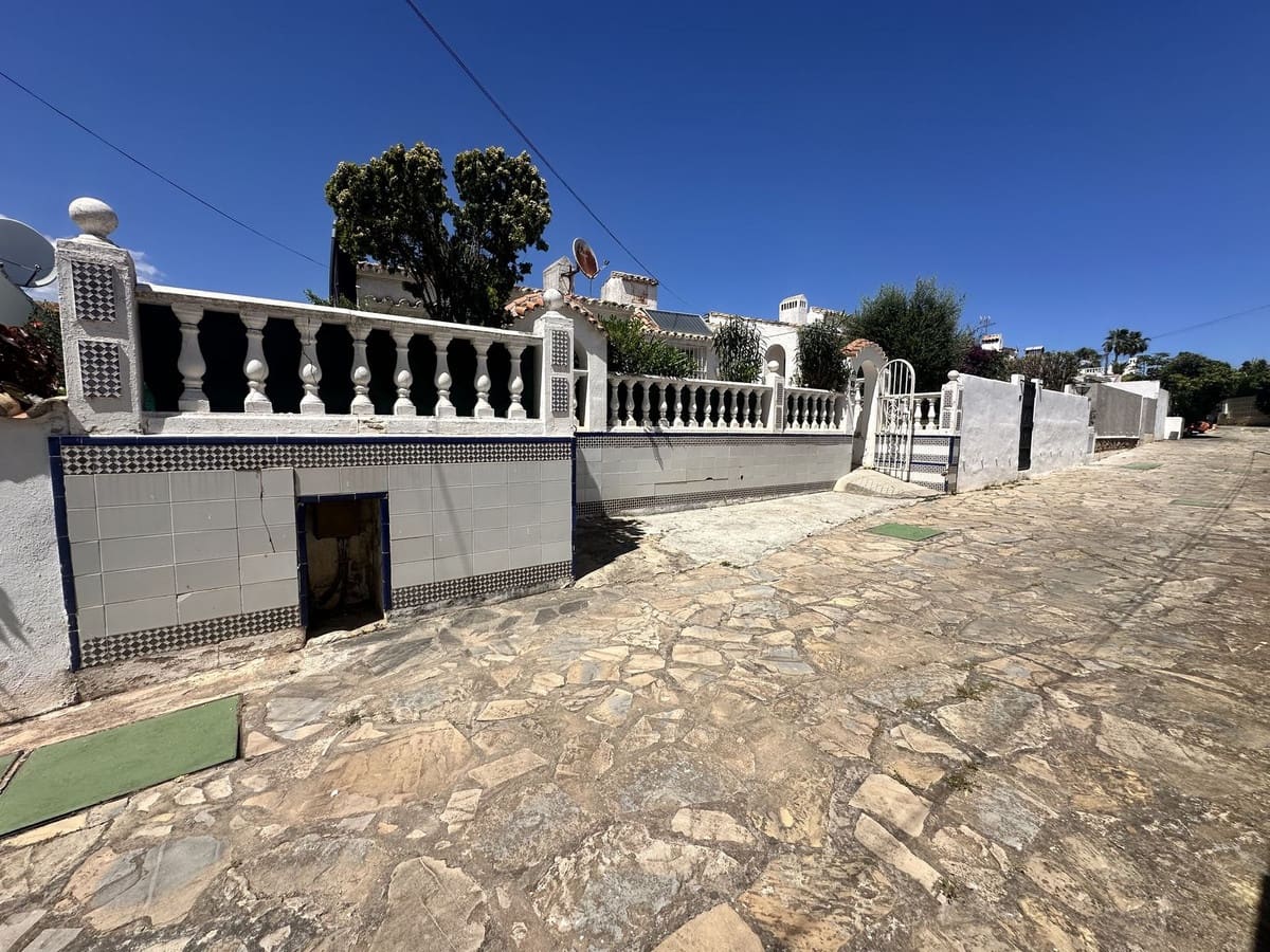 2 bedroom Villa for sale in Calahonda with pool garage - € 350,000 (Ref: 9835049)