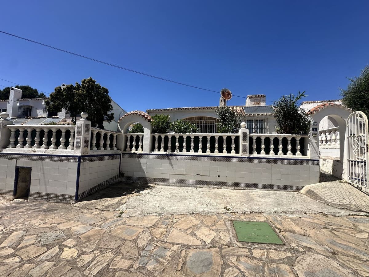 2 bedroom Villa for sale in Calahonda with pool garage - € 350,000 (Ref: 9835049)