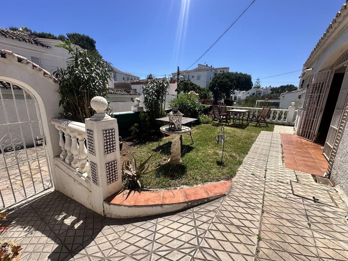 2 bedroom Villa for sale in Calahonda with pool garage - € 350,000 (Ref: 9835049)