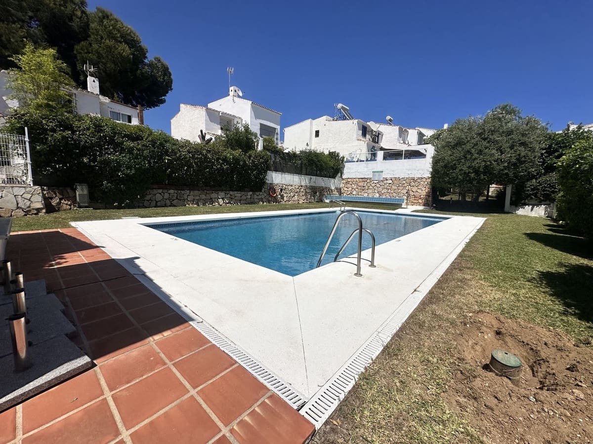 2 bedroom Villa for sale in Calahonda with pool garage - € 350,000 (Ref: 9835049)