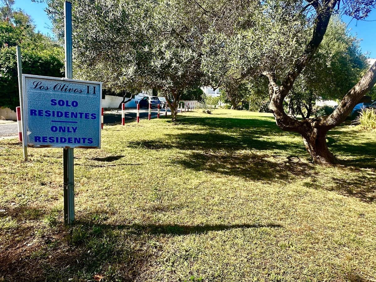 2 bedroom Villa for sale in Calahonda with pool garage - € 350,000 (Ref: 9835049)