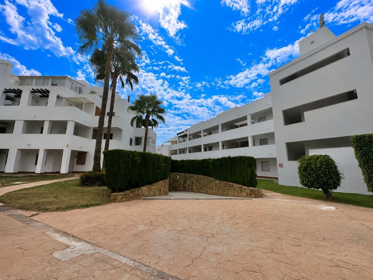 2 soverom Leilighet til salgs i Riviera del Sol med svømmebasseng garasje - € 299 000 (Ref: 9861473)