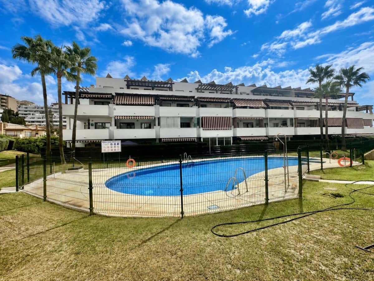 2 soverom Leilighet til salgs i Riviera del Sol med svømmebasseng garasje - € 299 000 (Ref: 9861473)